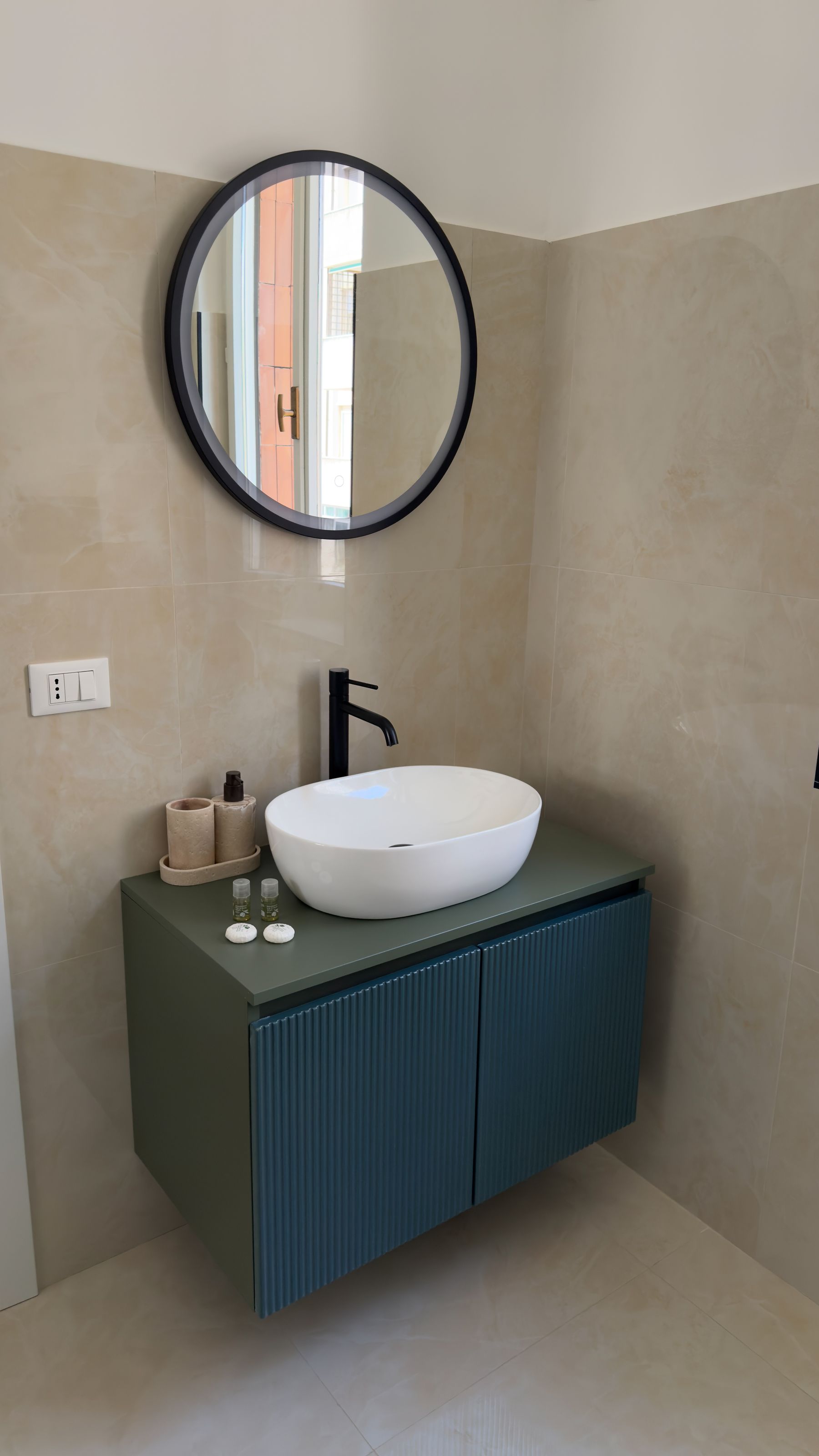 Mobile bagno verde acqua con lavabo tondo e specchio circolare