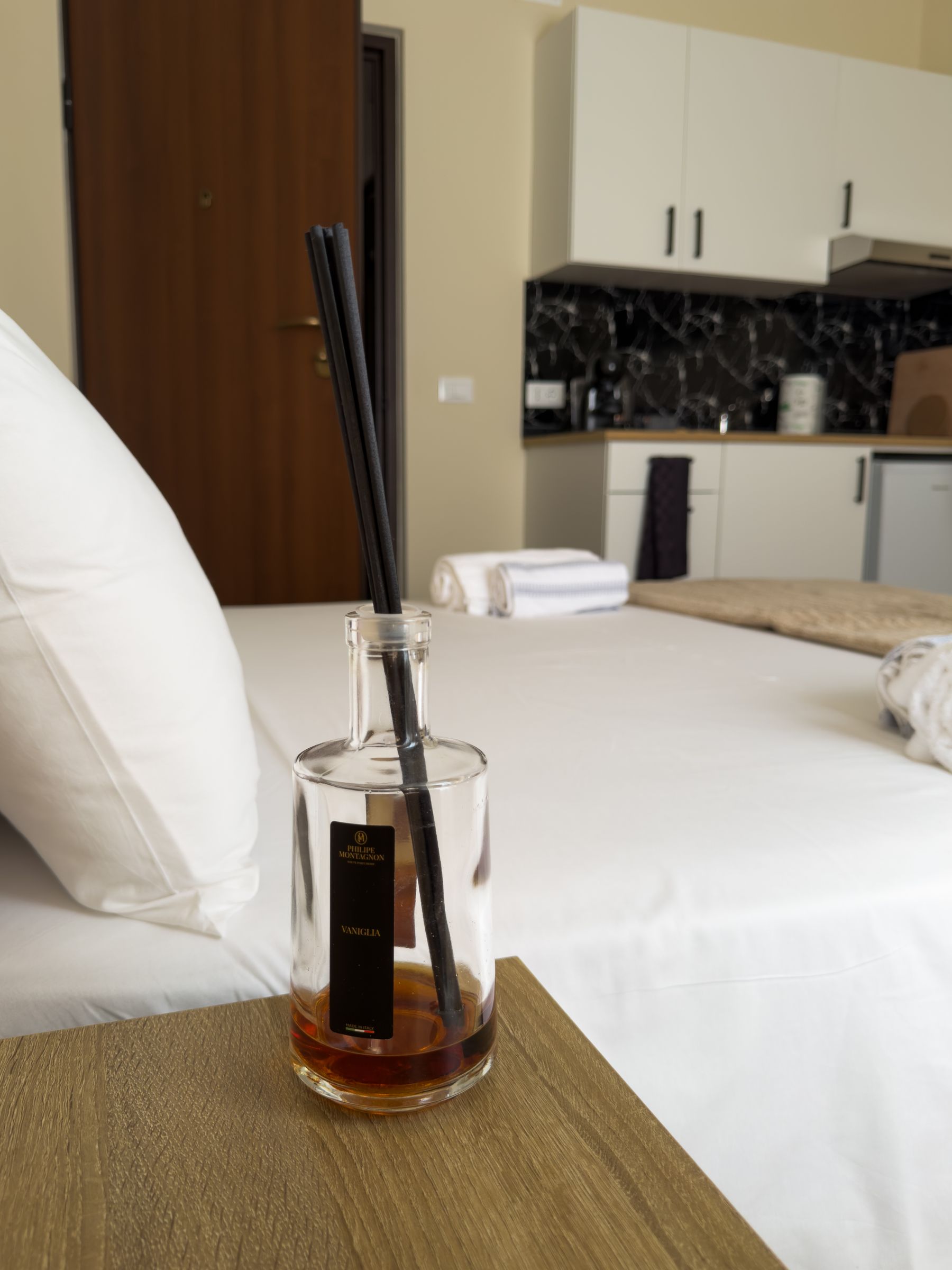Diffusore di profumo su un comodino, con l'angolo cottura sullo sfondo
